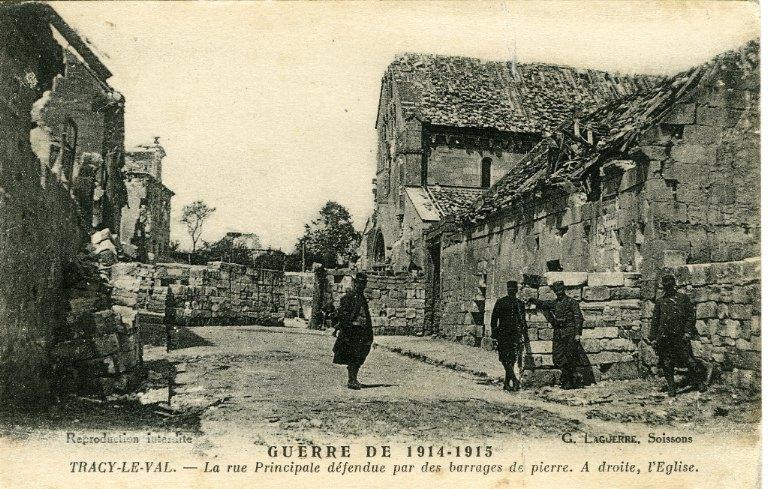 Guerre de 1914-1915 - Tracy-le-Val - La rue principale défendue par des barrages de pierres. A droite, l'Eglise_0