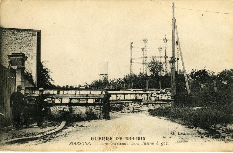 Guerre de 1914-1915 - Soissons - Une barricade vers l'usine à gaz_0