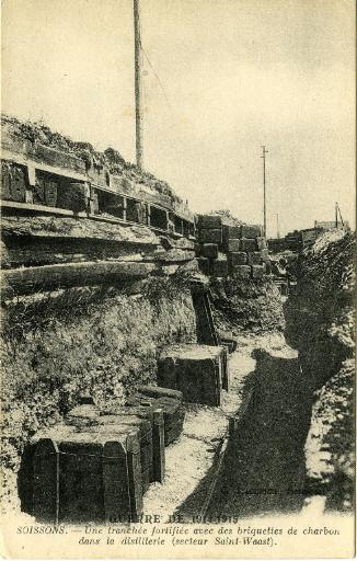 Guerre de 1914-1915 - Soissons - Une tranchée fortifiée avec des briquettes de charbon dans la distillerie (secteur Saint-Waast)_0