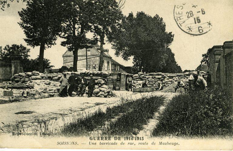 La grande guerre 1914-1915 - Soissons - Une barricade de rue, route de Maubeuge_0