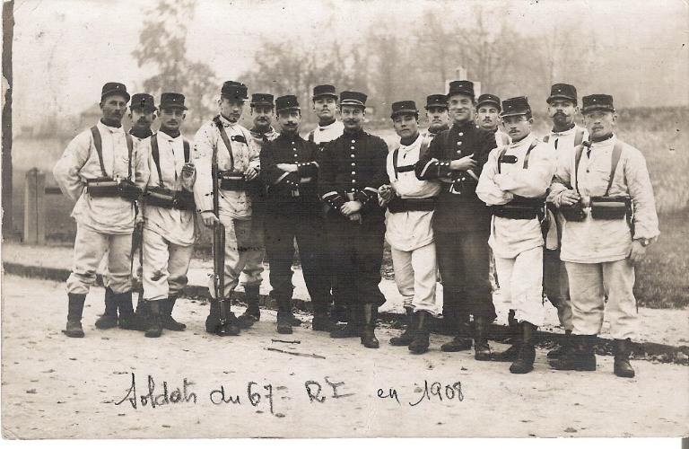 Soissons - Soldats du 67e Régiment d'Infanterie en 1908_0