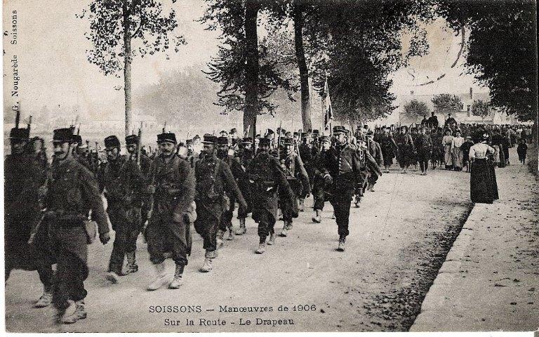 Soissons - Manoeuvres de 1906 - Sur la Route - Le Drapeau_0