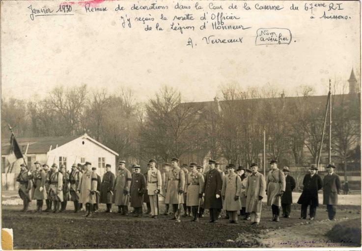 Remise de décorations dans la cour de la caserne du 67e RI à Soissons_0