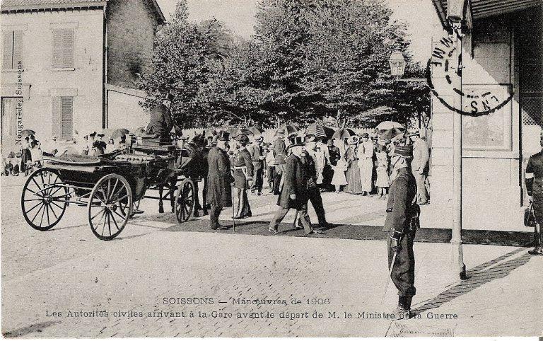 Soissons - Manoeuvres de 1906 - Les Autorités civiles arrivant à la Gare avant le départ de M. le Ministre de la Guerre_0