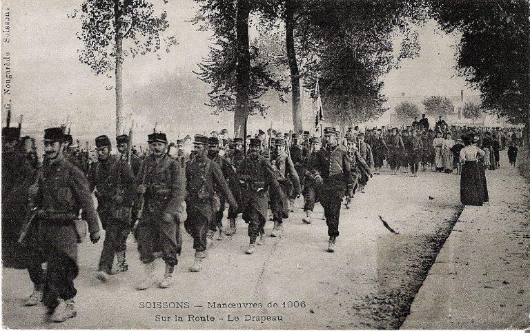 Soissons - Manoeuvres de 1906 - Sur la route - Le drapeau_0