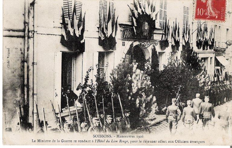 Soissons - Manoeuvres de 1906 - Le Ministre de la Guerre se rendant à l'Hôtel du Lion Rouge pour le diner aux Officiers étrangers_0