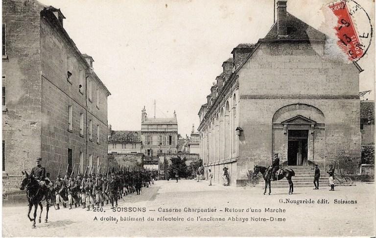 Soissons - Caserne Charpentier - Retour d'une Marche. A droite, bâtiment du réfectoire de l'ancienne Abbaye Notre-Dame_0