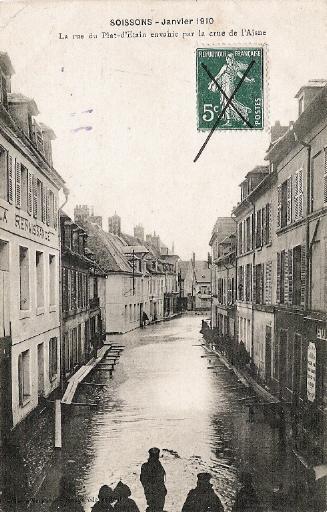 Soissons - Janvier 1910 - La rue du Plat-d'Etain envahie par la crue de l'Aisne_0