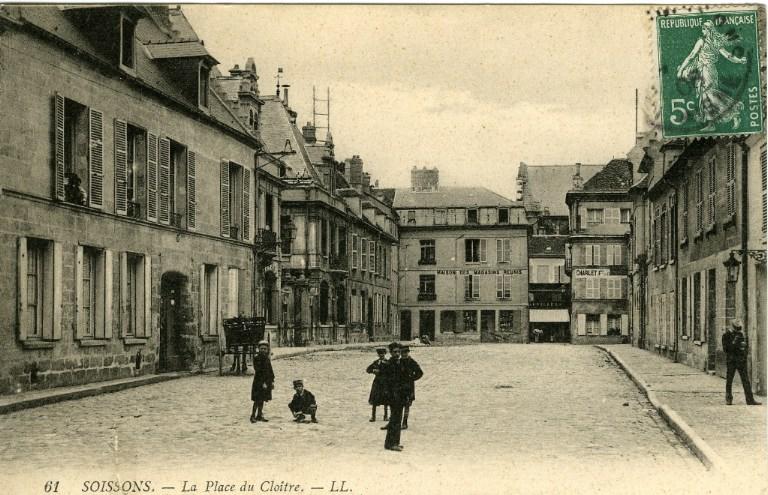 Soissons - La Place du Cloître_0