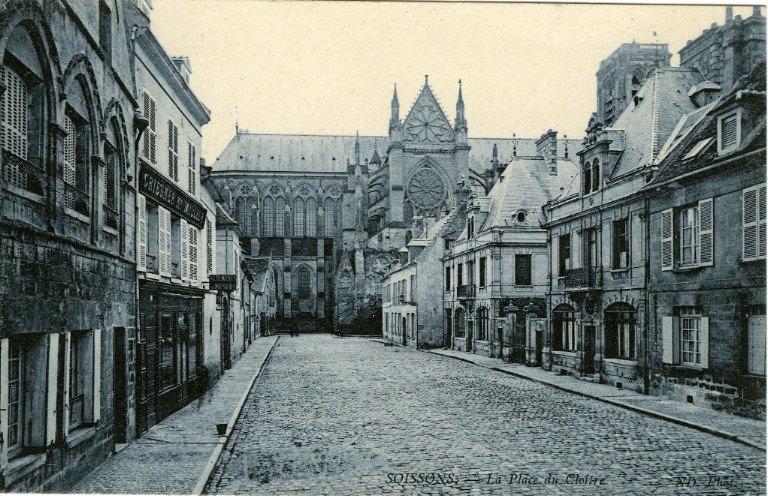 Soissons - La place du cloître_0