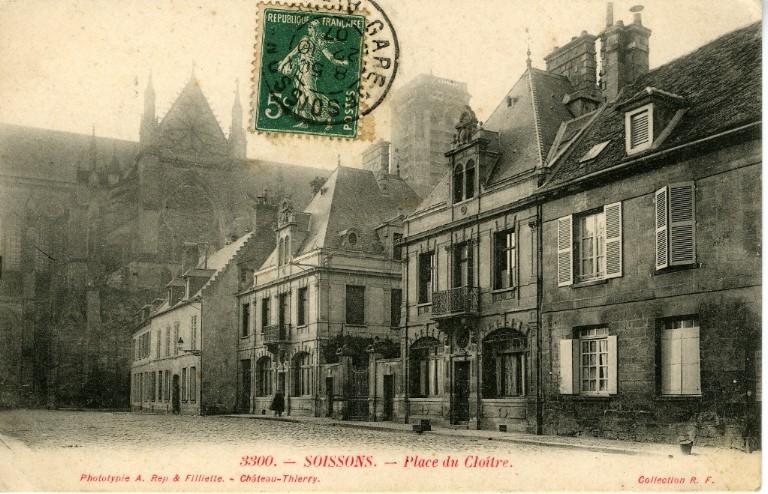 Soissons - Place du Cloître_0