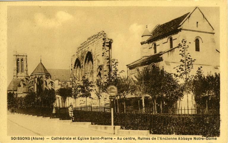 Soissons - Cathédrale et Eglise Saint-Pierre. Au centre, Ruines de l'Ancienne Abbaye Notre-Dame_0