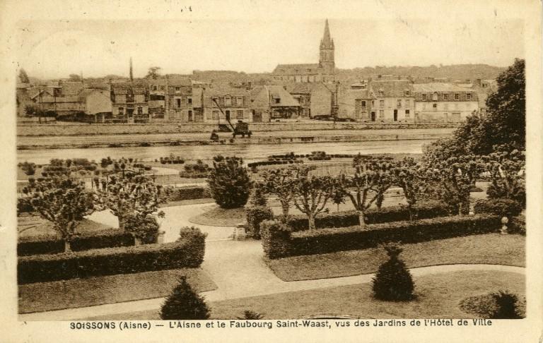 Soissons - L'Aisne et le Faubourg Saint-Waast, vus des Jardins de Hôtel de Ville_0