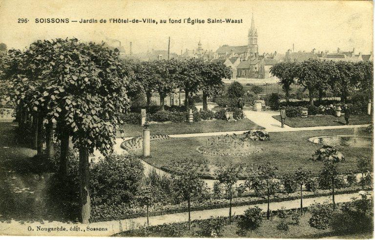 Soissons - Jardin de Hôtel de ville, au fond l'Eglise Saint-Waast_0