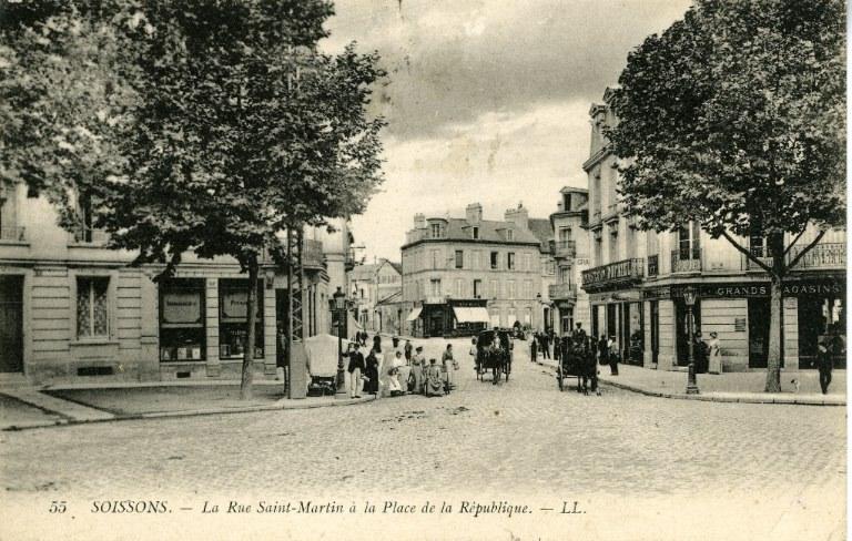 Soissons - La rue Saint-Martin à la place de la République_0