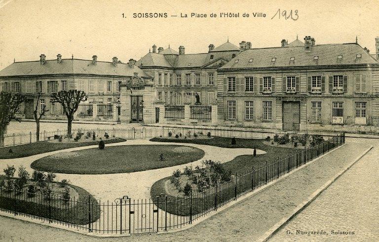 Soissons - La Place de l'Hôtel de Ville (1913)_0