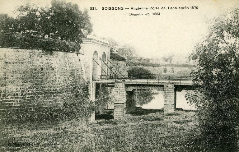 Soissons - Ancienne porte de Laon aprés 1870 démollie en 1883_0