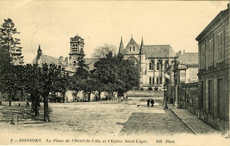 Soissons - La place de l'Hôtel de Ville et  l'Eglise Saint-Léger_0