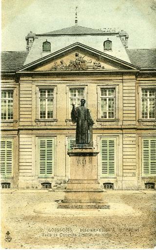 Soissons - Monument de A.G. Paillet dans la Cour de l'Hôtel de Ville_0