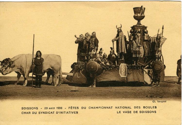 Soissons - 23 août 1936 - Fêtes du championnat national des boules - Char du syndicat d'initiatives - le Vase de Soissons_0