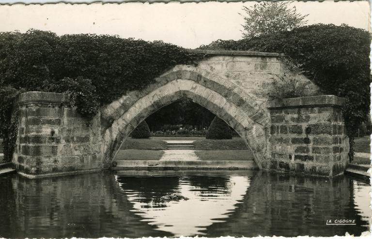 Soissons - Arche reconstituée de l'ancien pont Saint-Waast (XIIIe) et parc Saint-Crépin_0