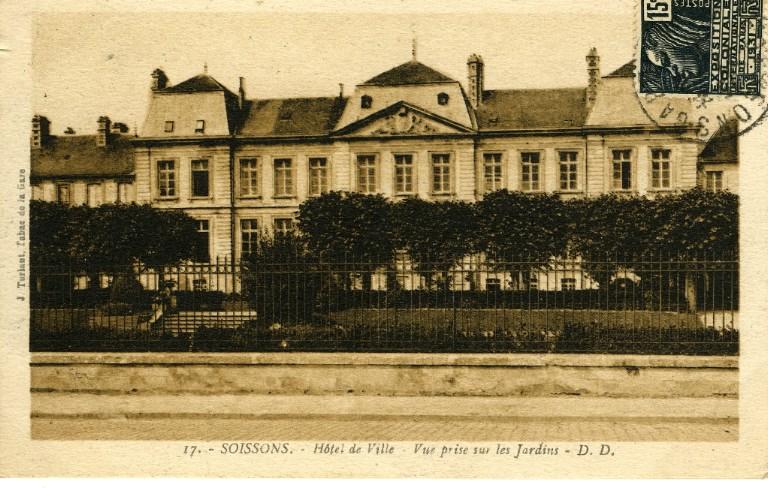 Soissons - Hôtel de ville - Vue prise des jardins_0