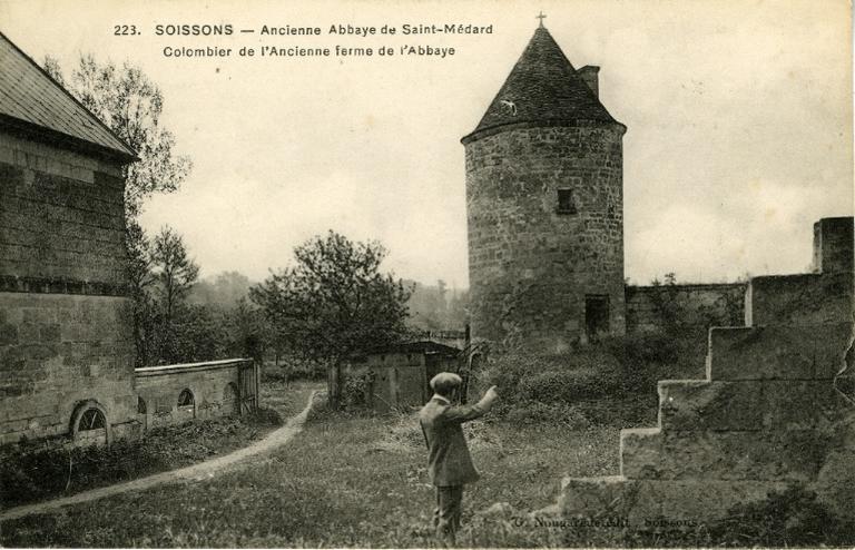 Soissons - Ancienne Abbaye de Saint-Médard. Colombier de l'ancienne ferme de l'Abbaye_0