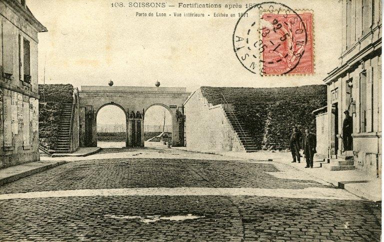 Soissons - Fortifications après 1870 - Porte de Laon - Vue intérieure - Edifiée en 1871_0