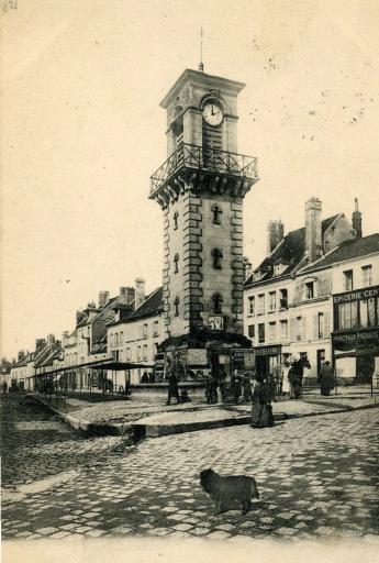 12. - VILLERS-COTTERÊTS - Fontaine - Le Beffroi - Place du Marché_0