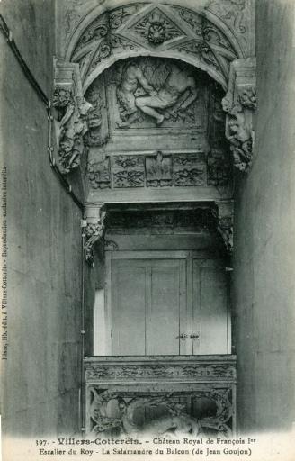 397. - Villers-Cotterêts. - Château Royal de François Ier - Escalier du Roy - La Salamandre du Balcon (de Jean Goujon)_0