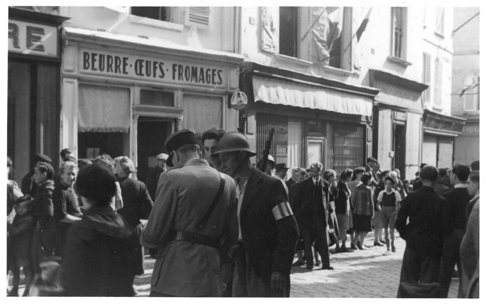 Arrivée des Américains, devant la mairie de Senlis, 1er septembre 1944_0