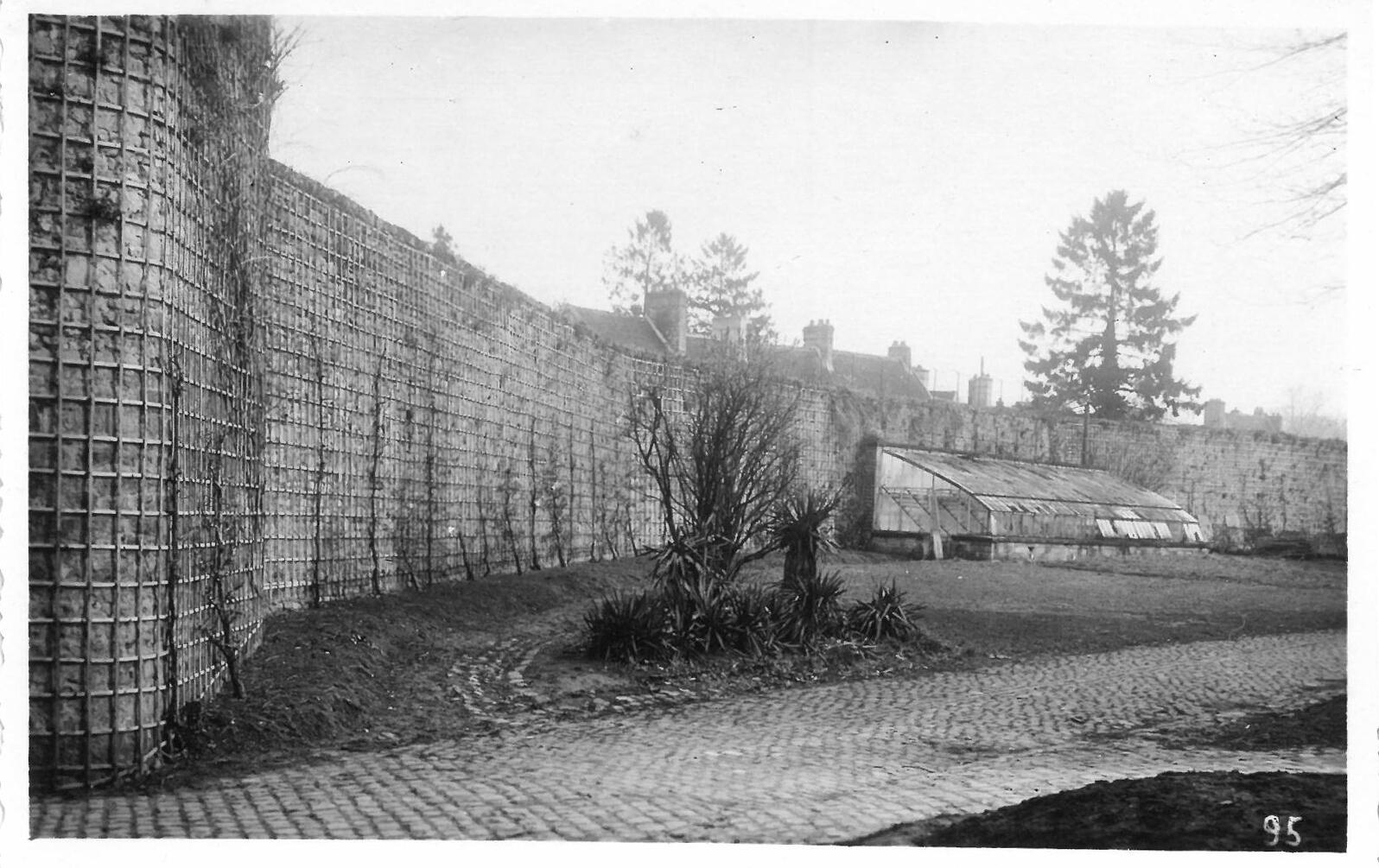 Remparts dans le parc du Château Royal, Senlis_0