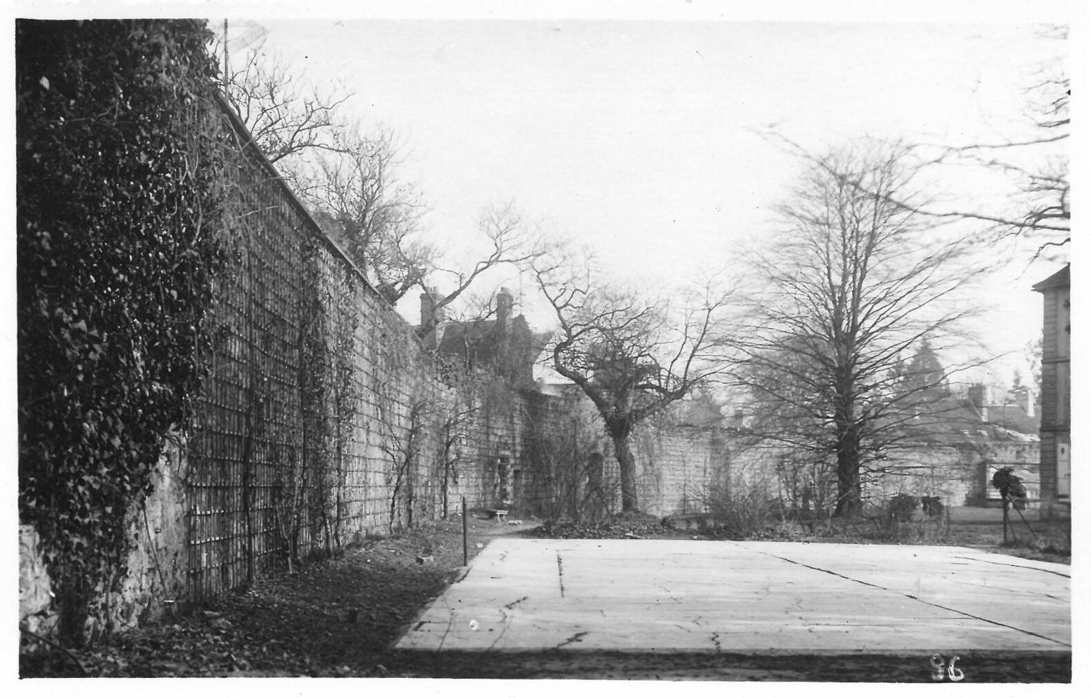 Remparts dans le parc du Château Royal, Senlis, Charles-Jean Hallo