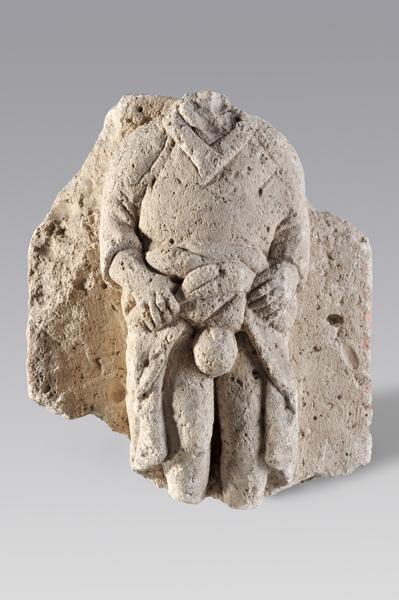 Ex-voto du temple de la forêt d'Halatte, homme relevant sa tunique_0