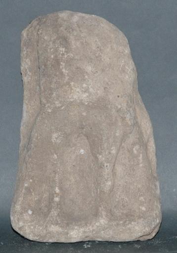 Ex-voto du temple de la forêt d'Halatte, homme relevant sa tunique_0