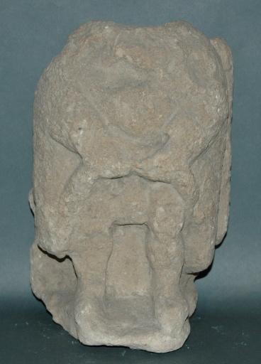 Ex-voto du temple de la forêt d'Halatte, homme relevant sa tunique_0