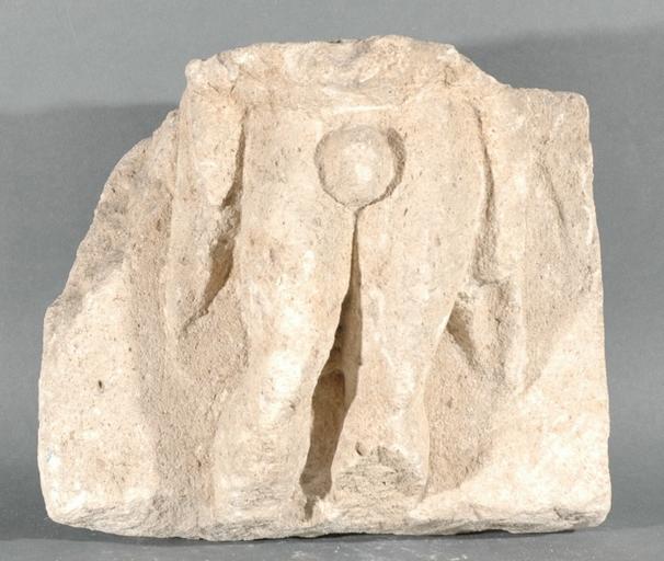 Ex-voto du temple de la forêt d'Halatte, homme relevant sa tunique_0