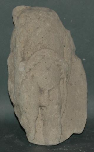 Ex-voto du temple de la forêt d'Halatte, homme relevant sa tunique_0
