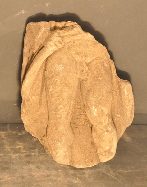 Ex-voto du temple de la forêt d'Halatte, homme relevant sa tunique_0