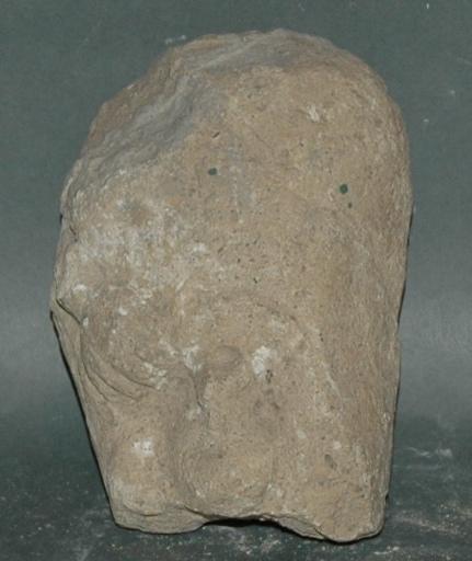 Ex-voto du temple de la forêt d'Halatte, homme relevant sa tunique_0