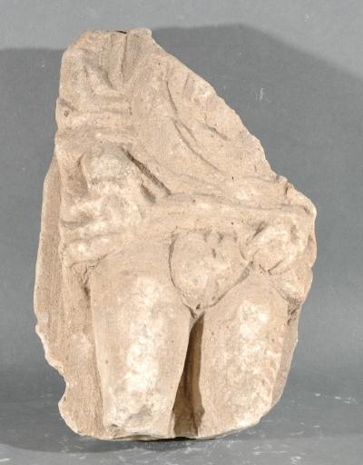 Ex-voto du temple de la forêt d'Halatte, homme relevant sa tunique_0