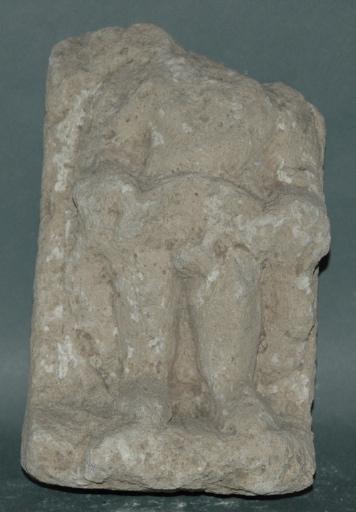 Ex-voto du temple de la forêt d'Halatte, homme relevant sa tunique_0