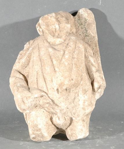 Ex-voto du temple de la forêt d'Halatte, homme relevant sa tunique_0