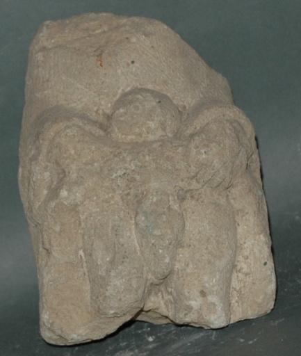 Ex-voto du temple de la forêt d'Halatte, homme relevant sa tunique_0