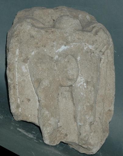 Ex-voto du temple de la forêt d'Halatte, homme relevant sa tunique_0