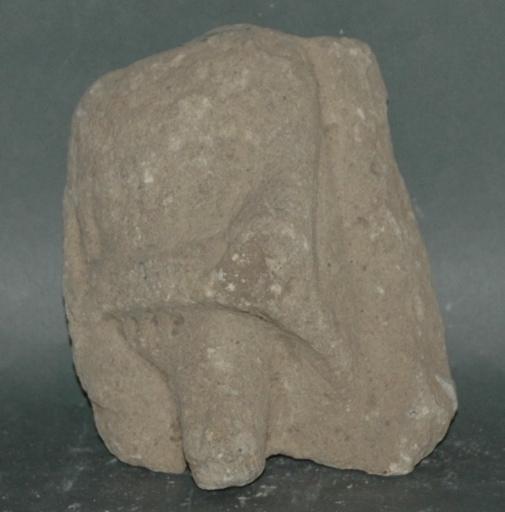 Ex-voto du temple de la forêt d'Halatte, homme relevant sa tunique_0