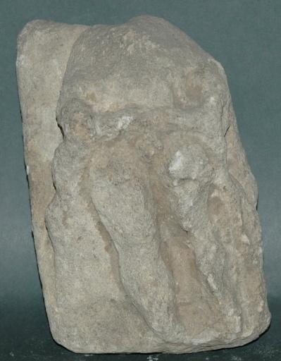 Ex-voto du temple de la forêt d'Halatte, homme relevant sa tunique_0