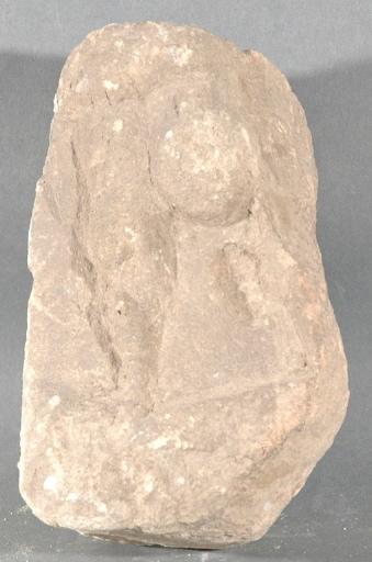 Ex-voto du temple de la forêt d'Halatte, homme relevant sa tunique_0