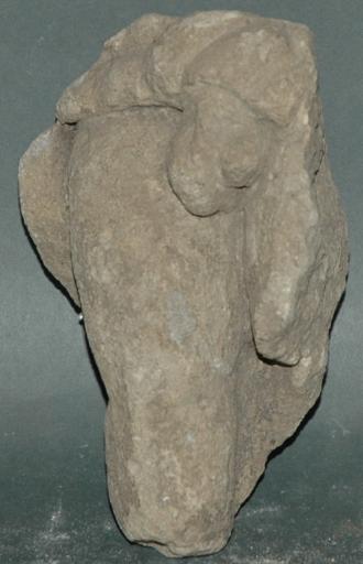 Ex-voto du temple de la forêt d'Halatte, homme relevant sa tunique_0