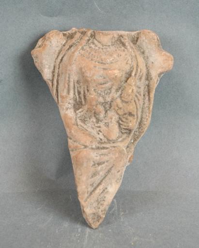 Statuette de divinité tenant un enfant dans ses bras_0